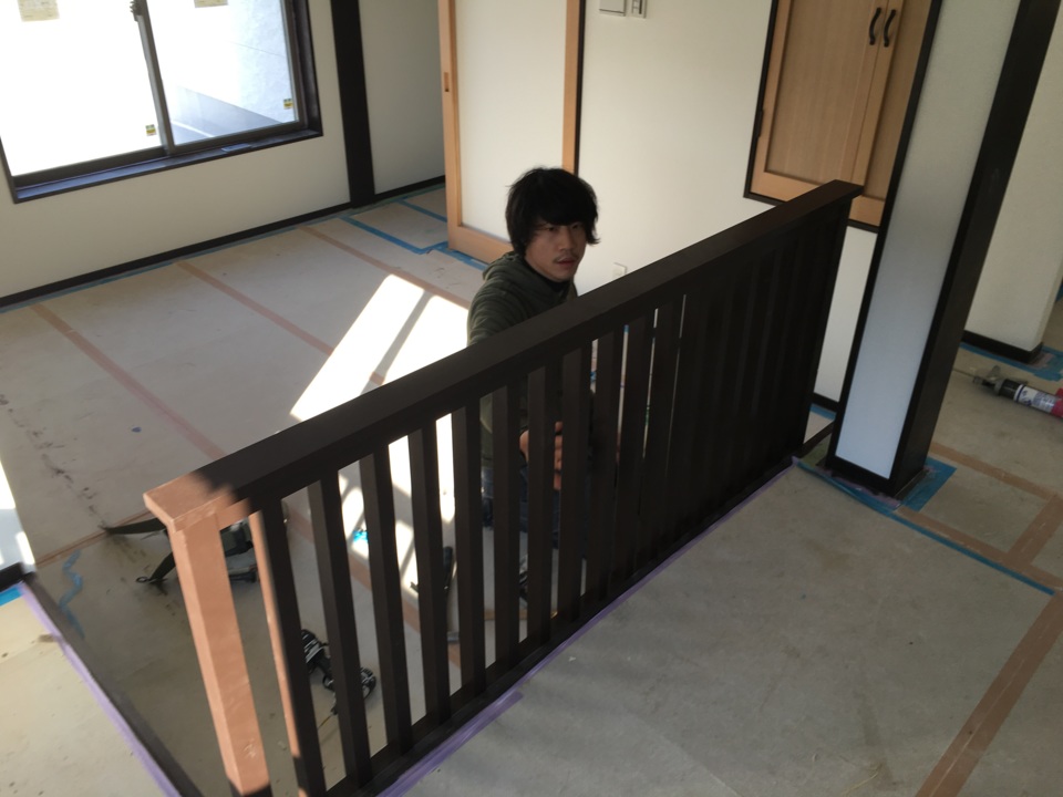 寺やんも工場で作った格子を取付しています！