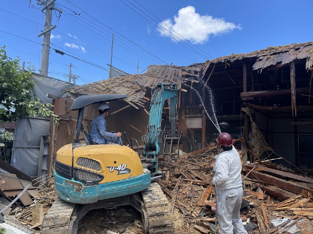 名古屋市・家屋解体工事・2日目 順調！砂ぼこりが立つので水を掛けながら。（白井）