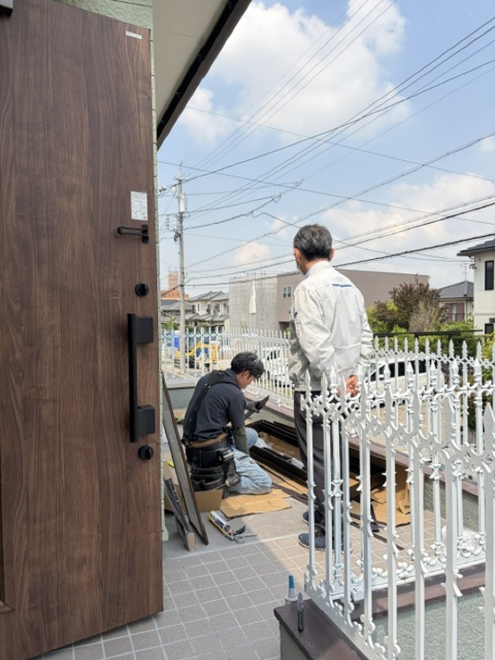 今日は、窓リノベ補助金を使った、玄関ドアの取替、窓の交換工事をしています。