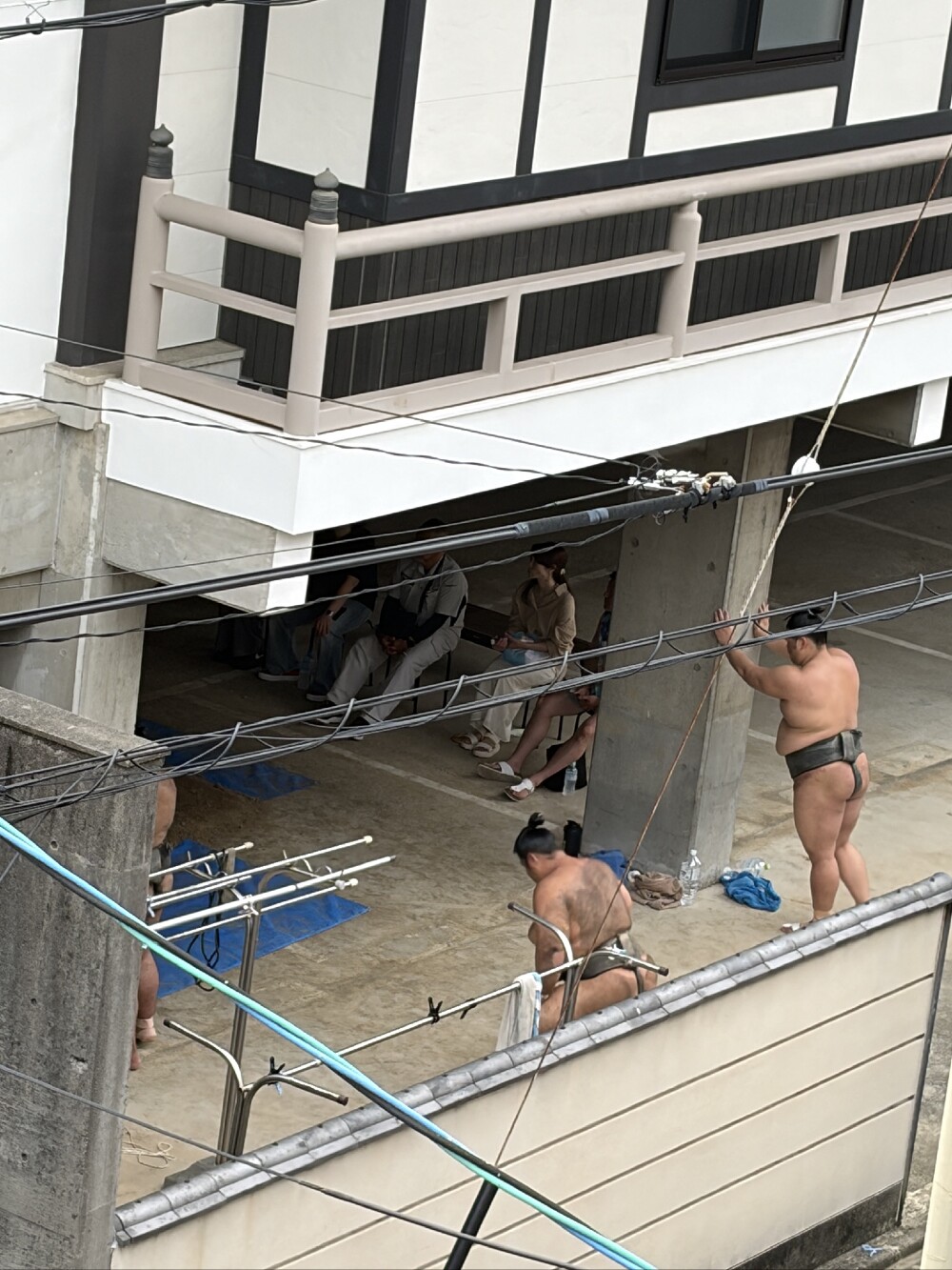 【雨漏り改修工事｜名古屋市瑞穂区】今日から瓦屋さんが入ってます。足場の上からは、この時期ならではの風物詩が。。。