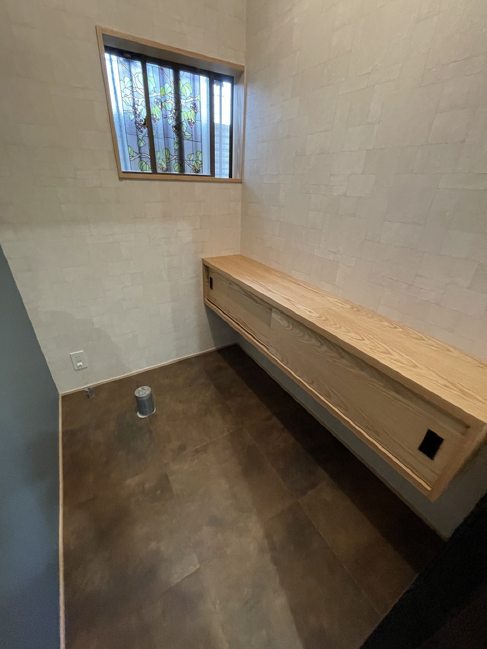 収納家具も取付けました。 タモの板目がいい感じです。 後は、建具と便器の取り付けで完了です（白井）