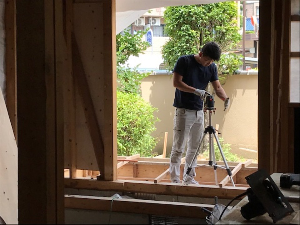基礎天端のレベル墨出し中。
