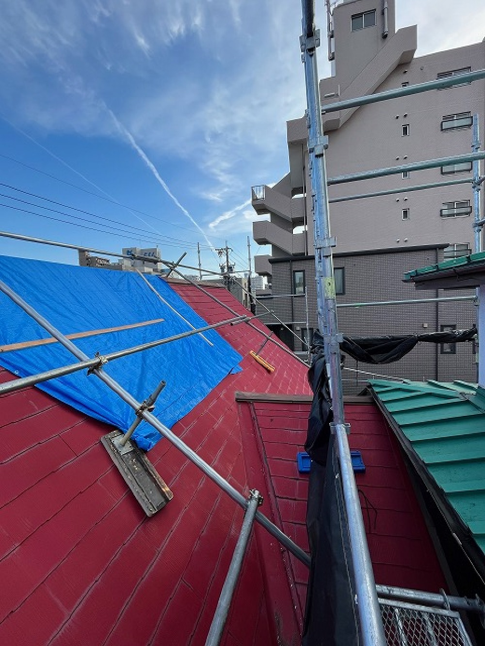 屋根の解体と養生をしました（三浦）