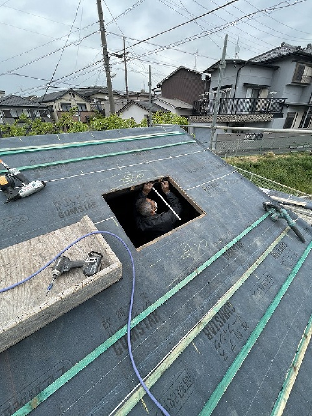 瓦工事開始。 天窓が付く為、割り付けを考慮して、開口を作っていきます。 防水処理を確実に施工していきます（白井）