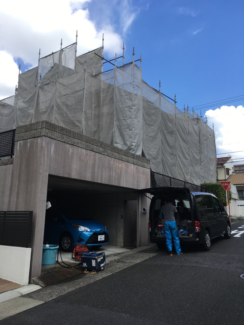 外壁の水洗いが始まります。川脇さんです。