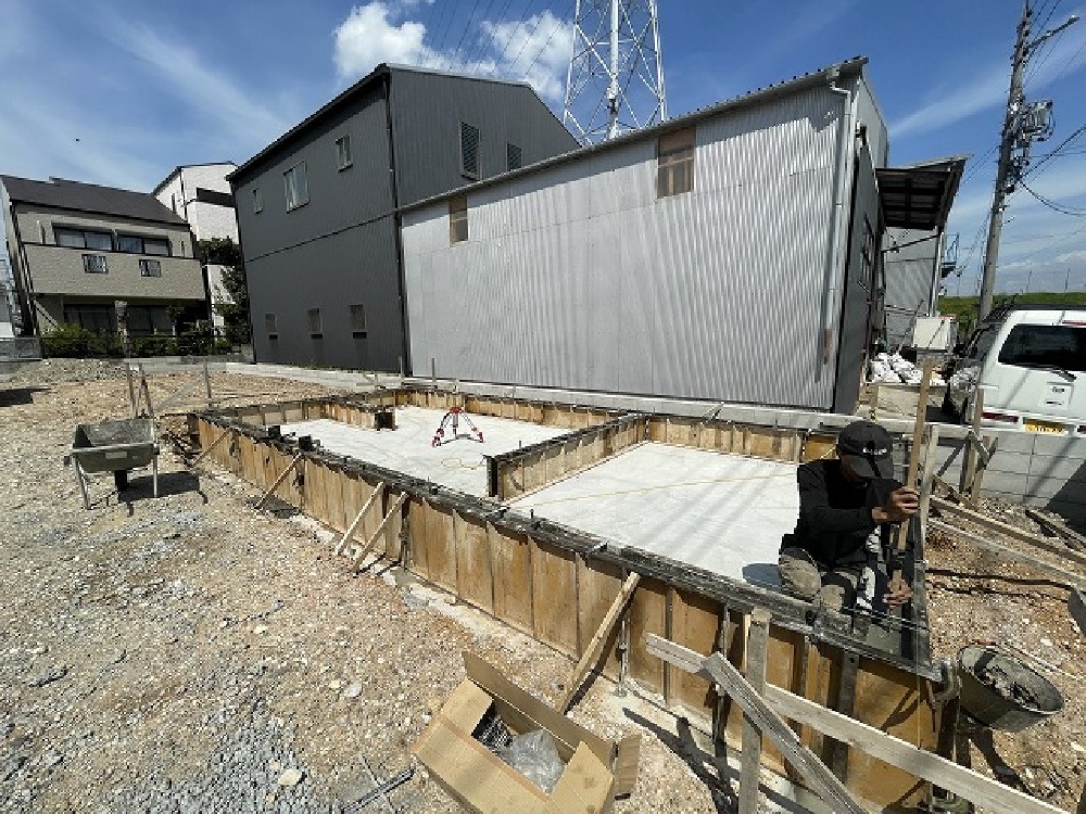 今日は立上りの打設をしています。  後ろの建物は松美の第二工場です（白井）