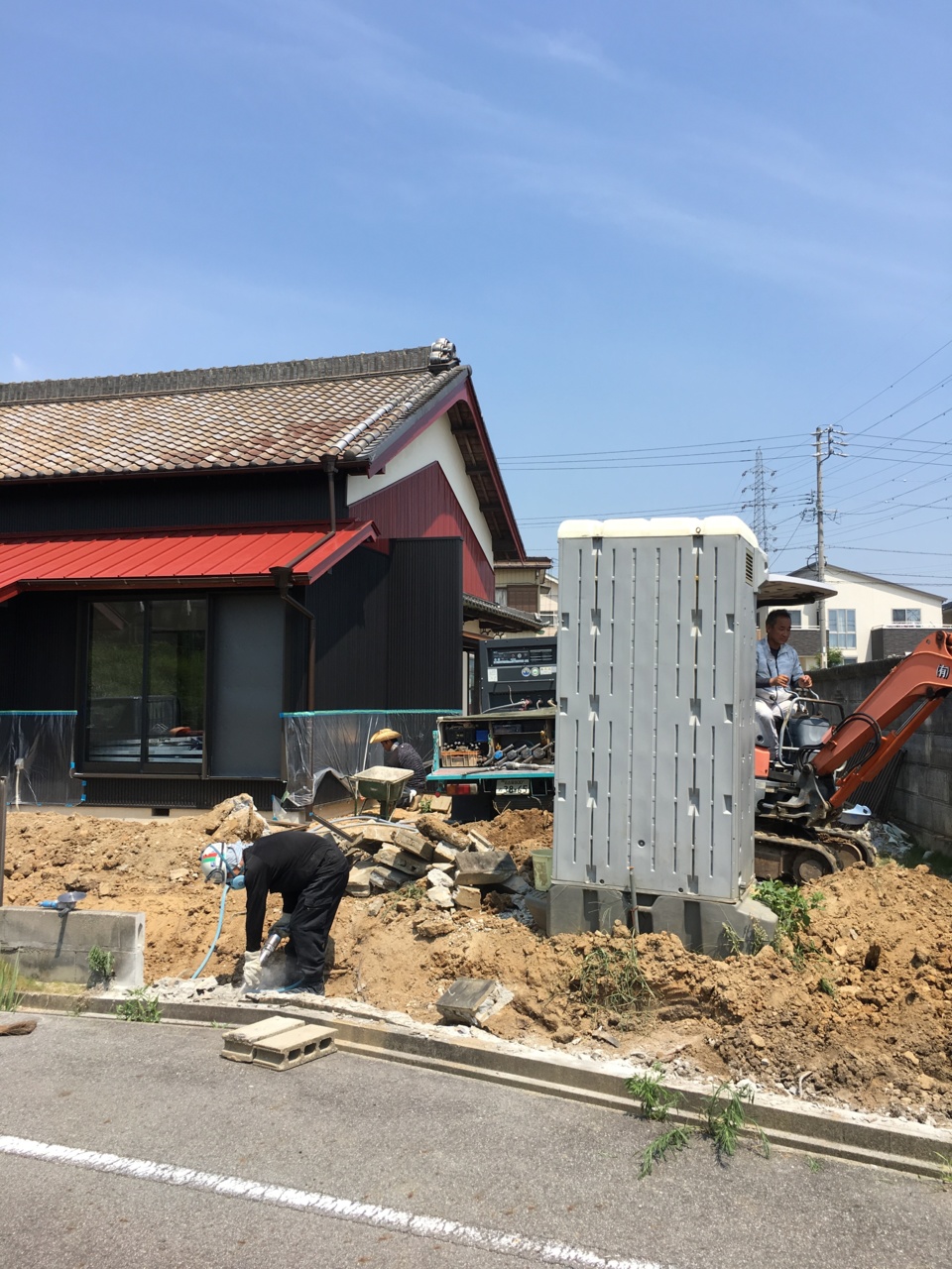 暑い中、今日から外構工事が始まります！