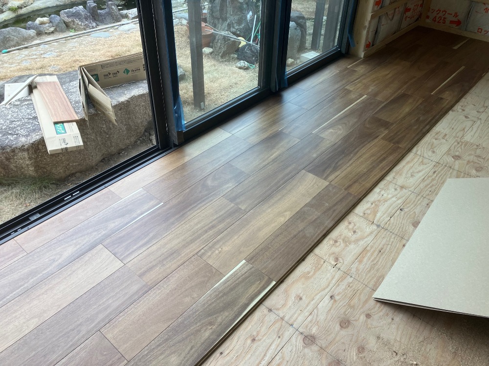  床張り進行中です