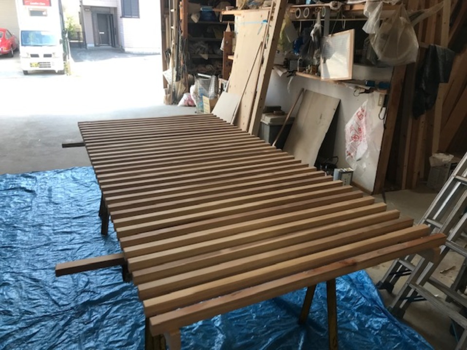 自社工場で格子を作成中。