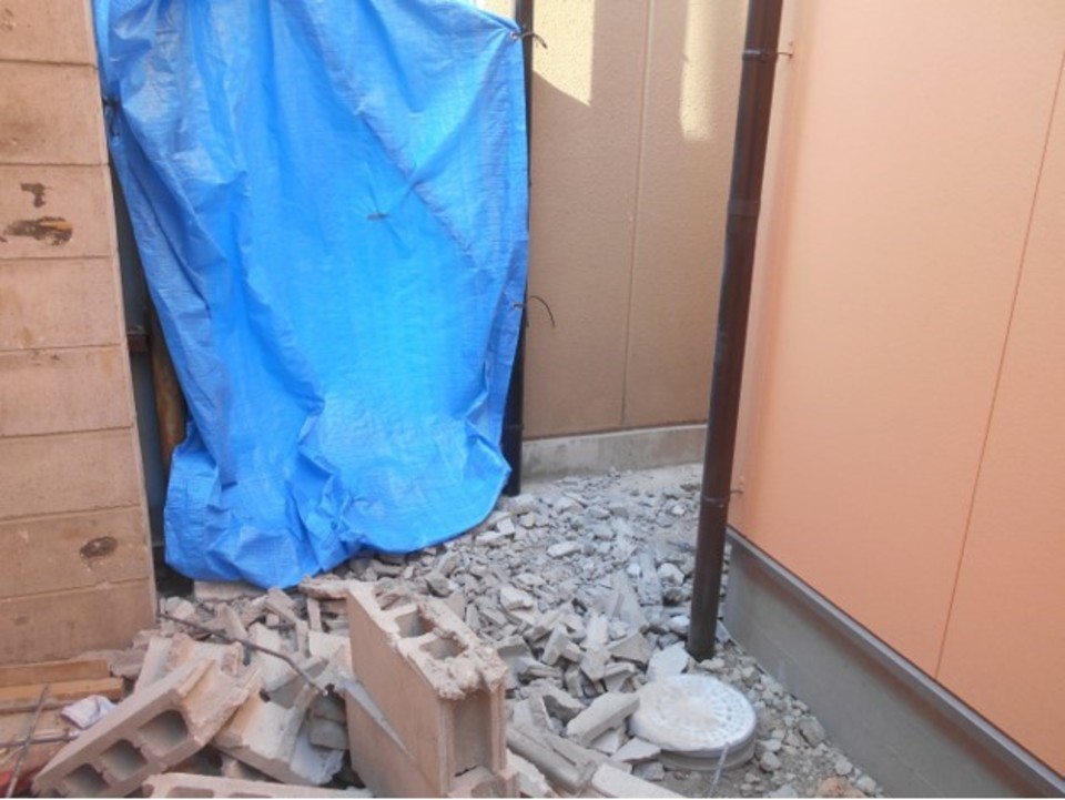 ブロック塀を解体しています（西川）