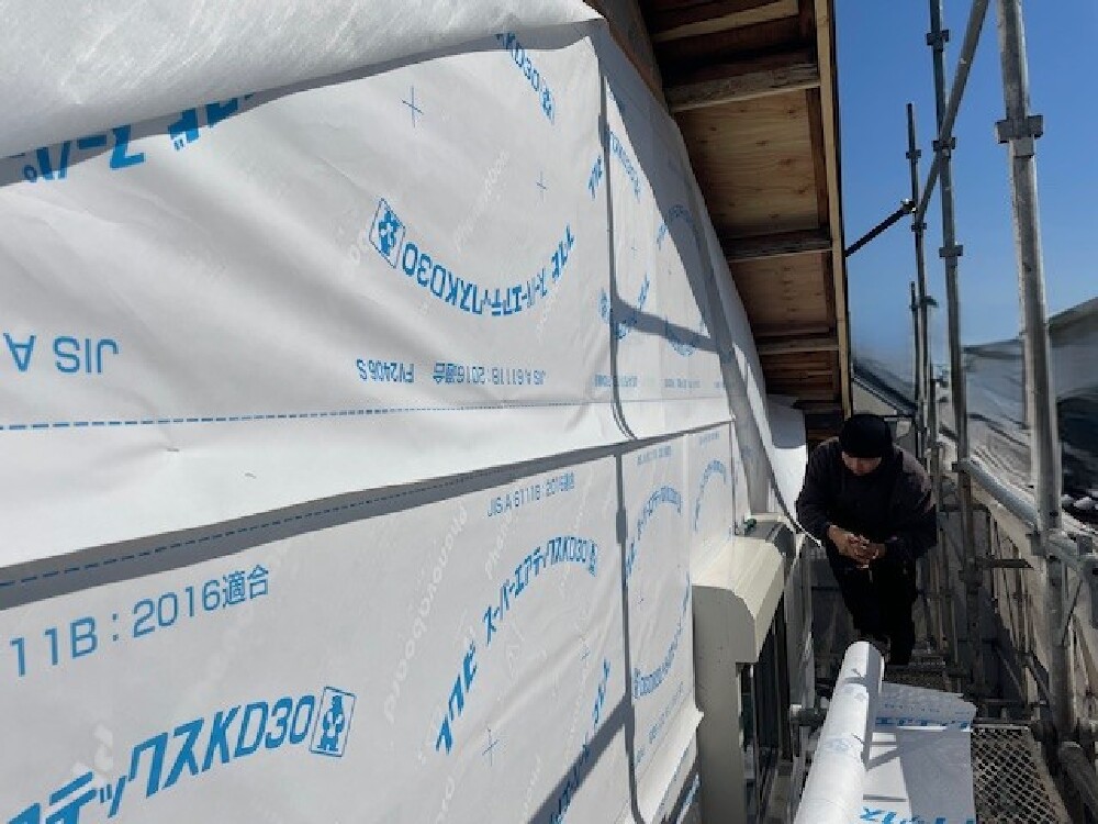 透湿シート施工中