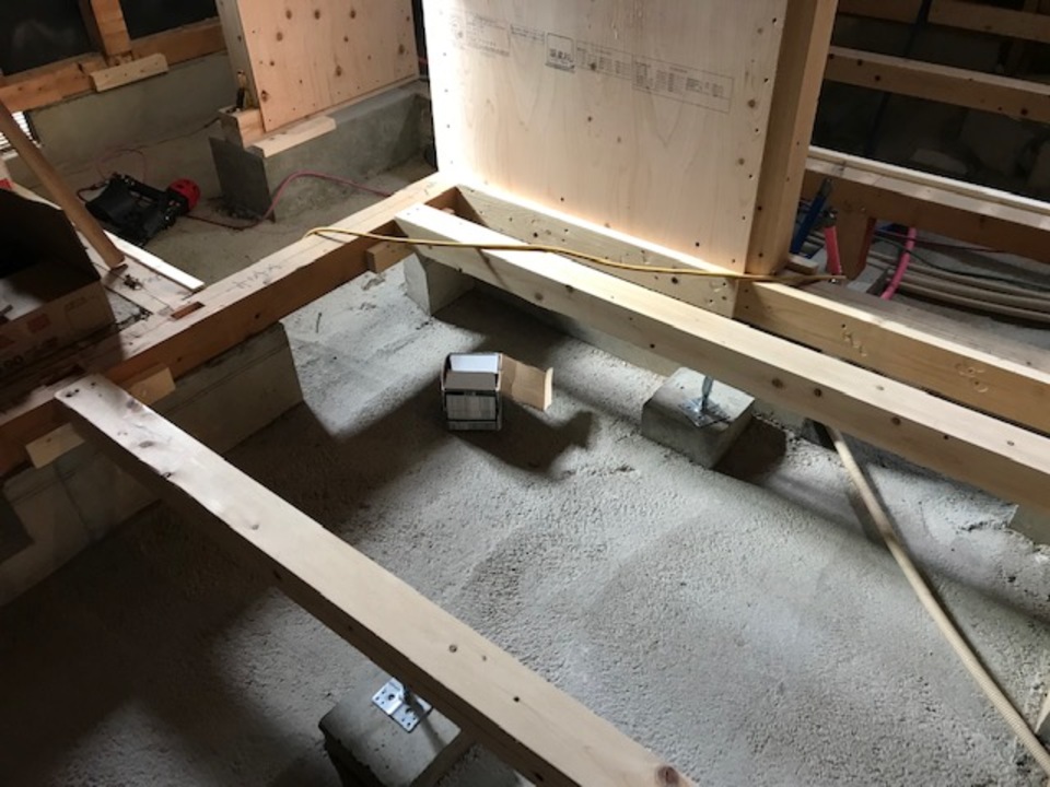 大引を施工中。