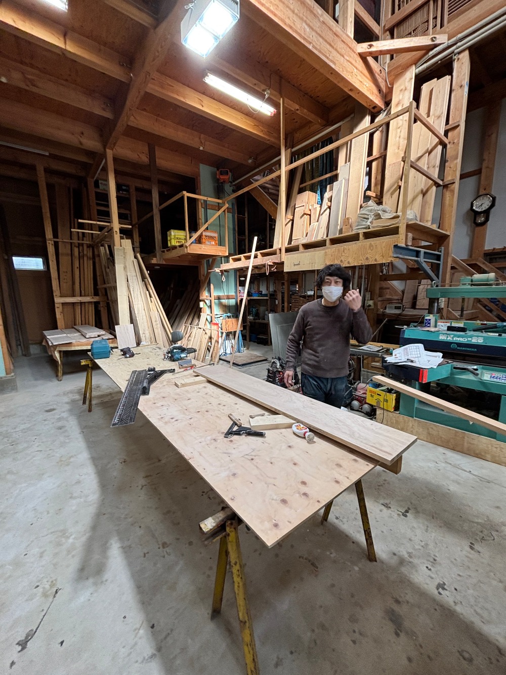 松美第二工場。 寺やん、壁面収納の棚板をカット中。  現場でピタッと納まるよう、 ここで精度を出します。