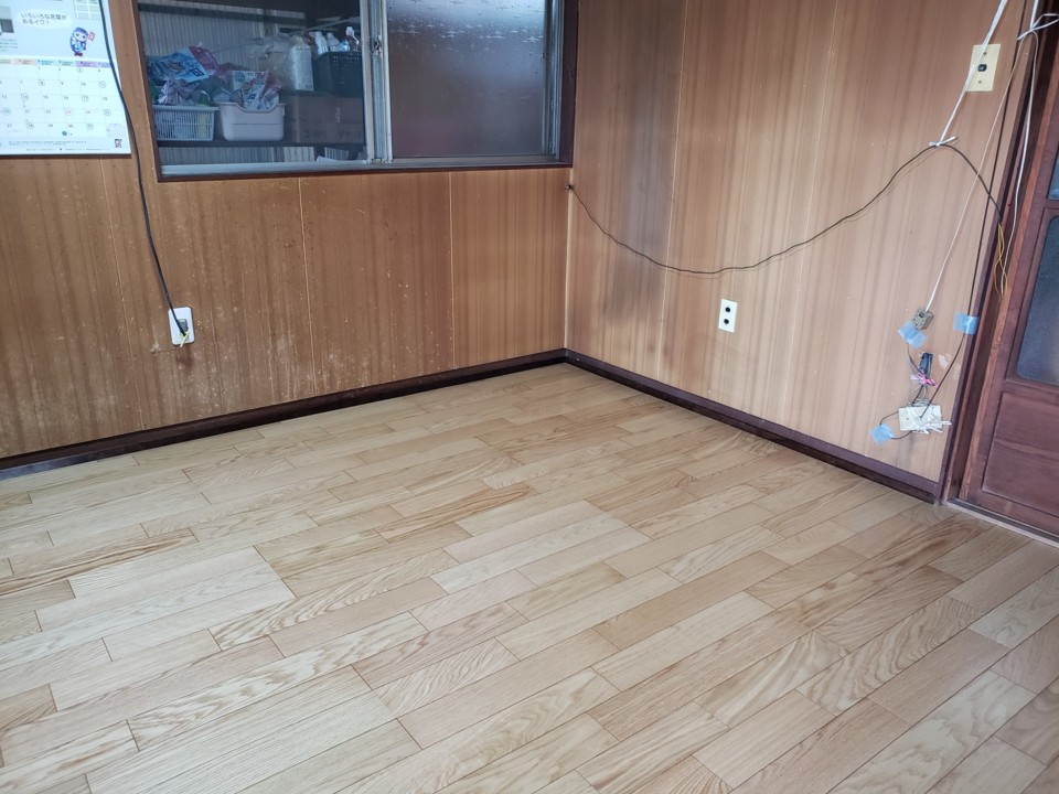 １つ目の部屋が貼終わりました（E様邸）