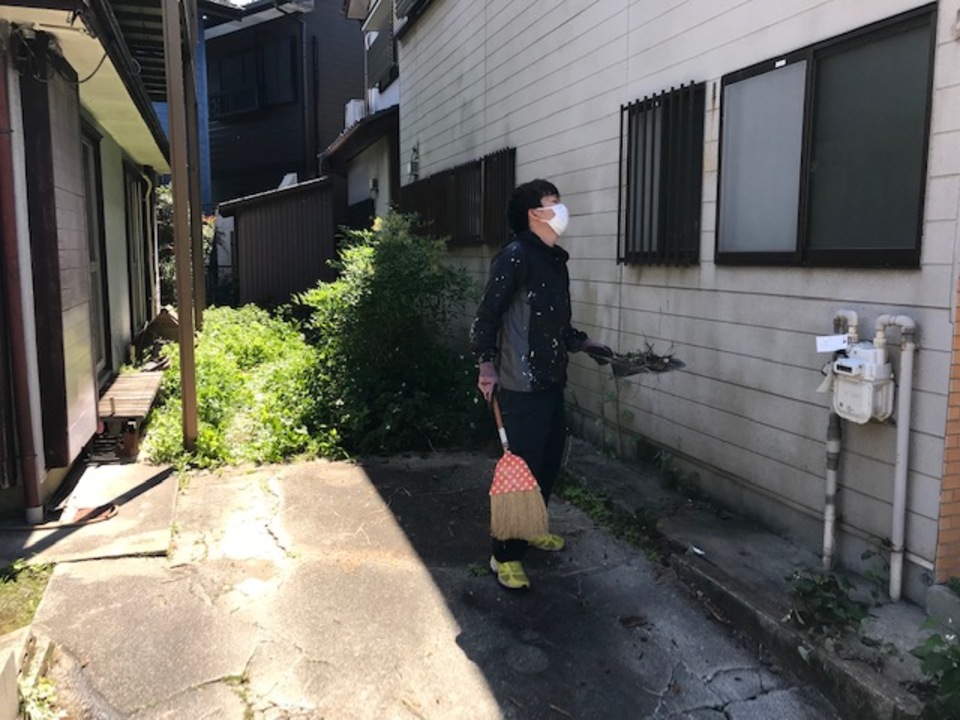 寺西です、塀が劣化し倒れたちめ、塀の解体中です。