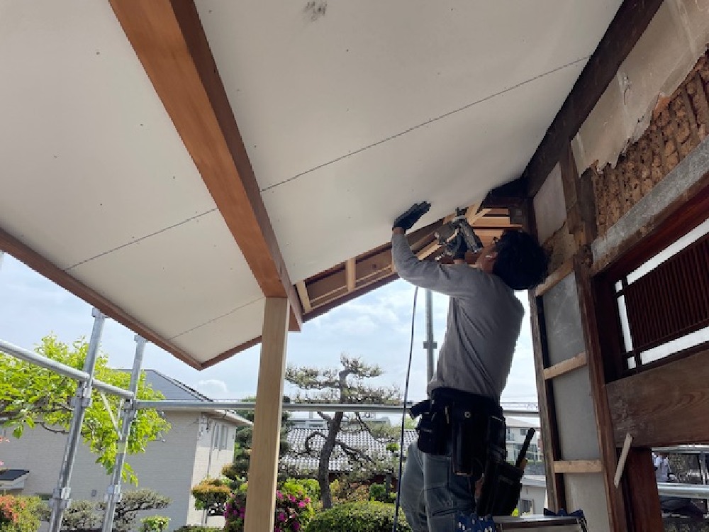 軒天施工中