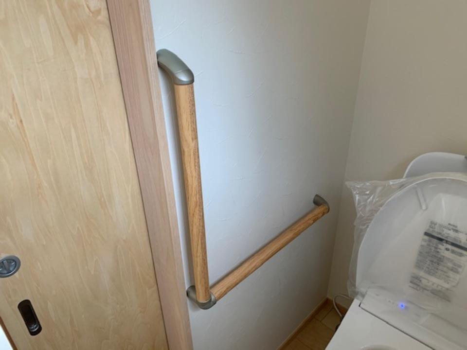便器、手摺取付け完了です。