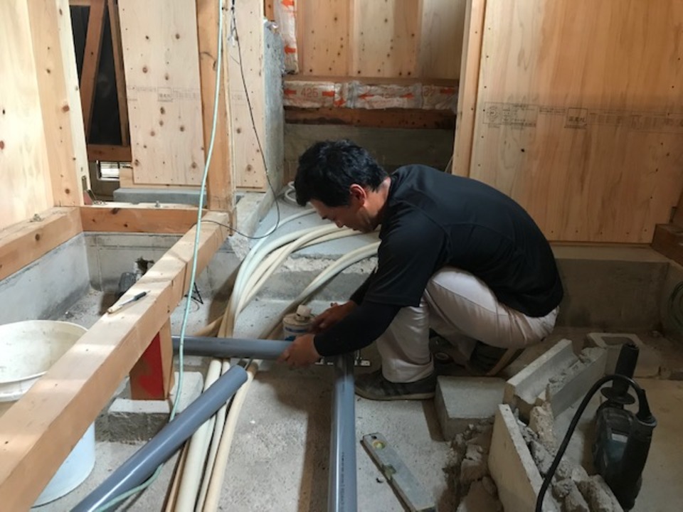 床下に排水配管施工中。