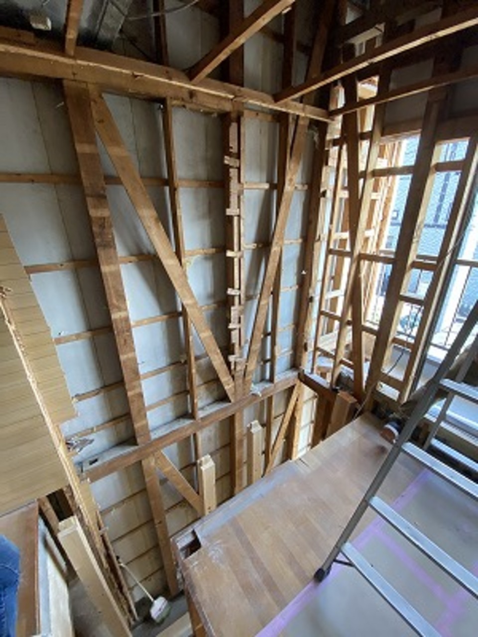 （天白区・T様邸）内側に新しい柱を建てました 構造補強をしていきます