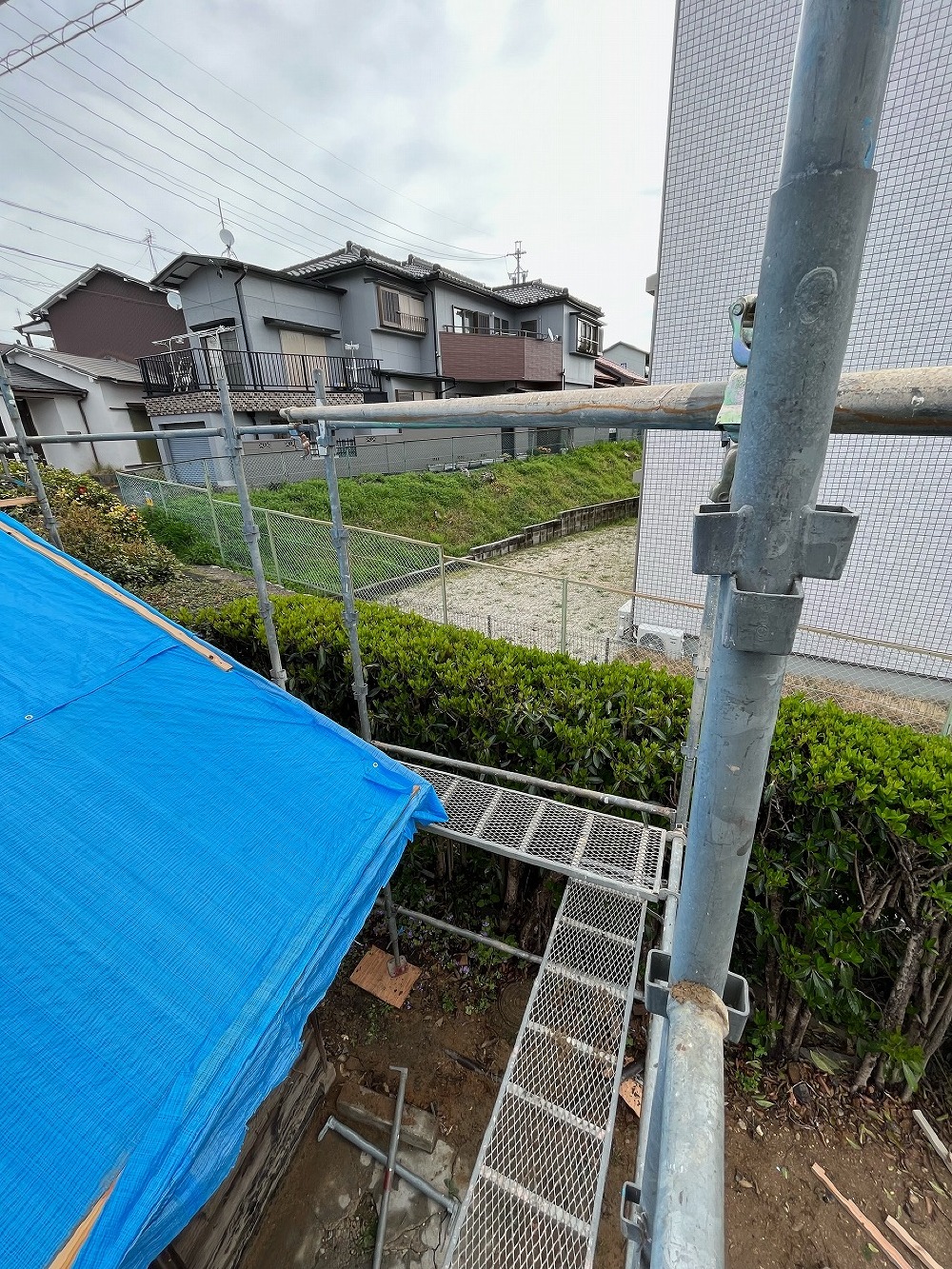 以前お世話になったN様邸の小屋改修がはじまります。今日は足場組みを行いました（三浦）