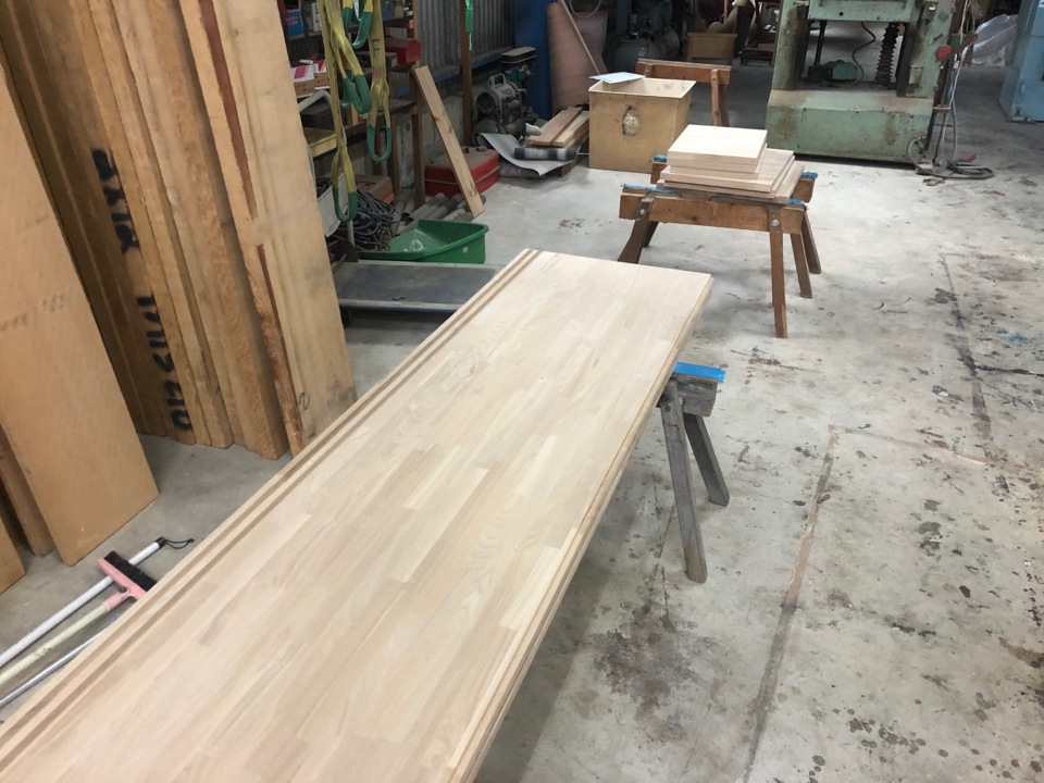 工場で家具製作しています