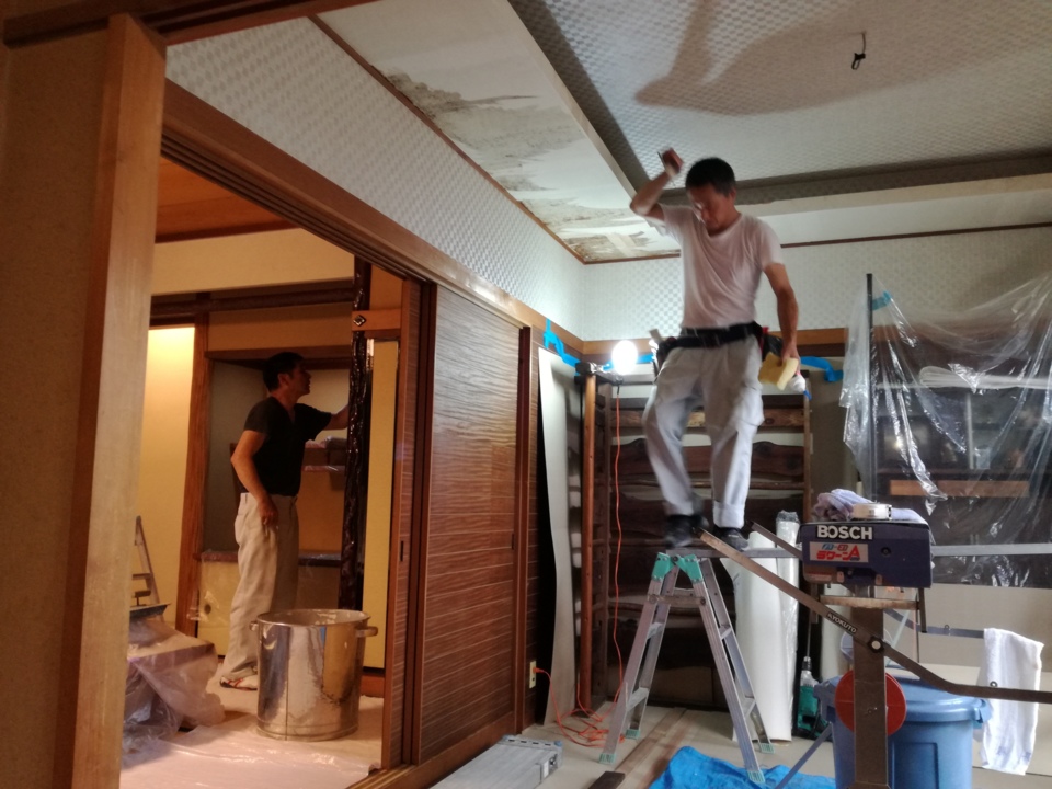 左官屋さんとクロス屋さんの競演です。