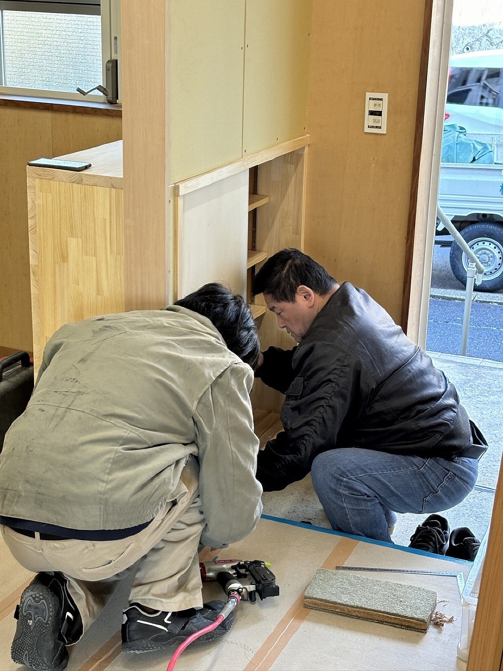（天白区K様邸）長瀬さんが建具の切込にきてくれました 颯太君も最終です