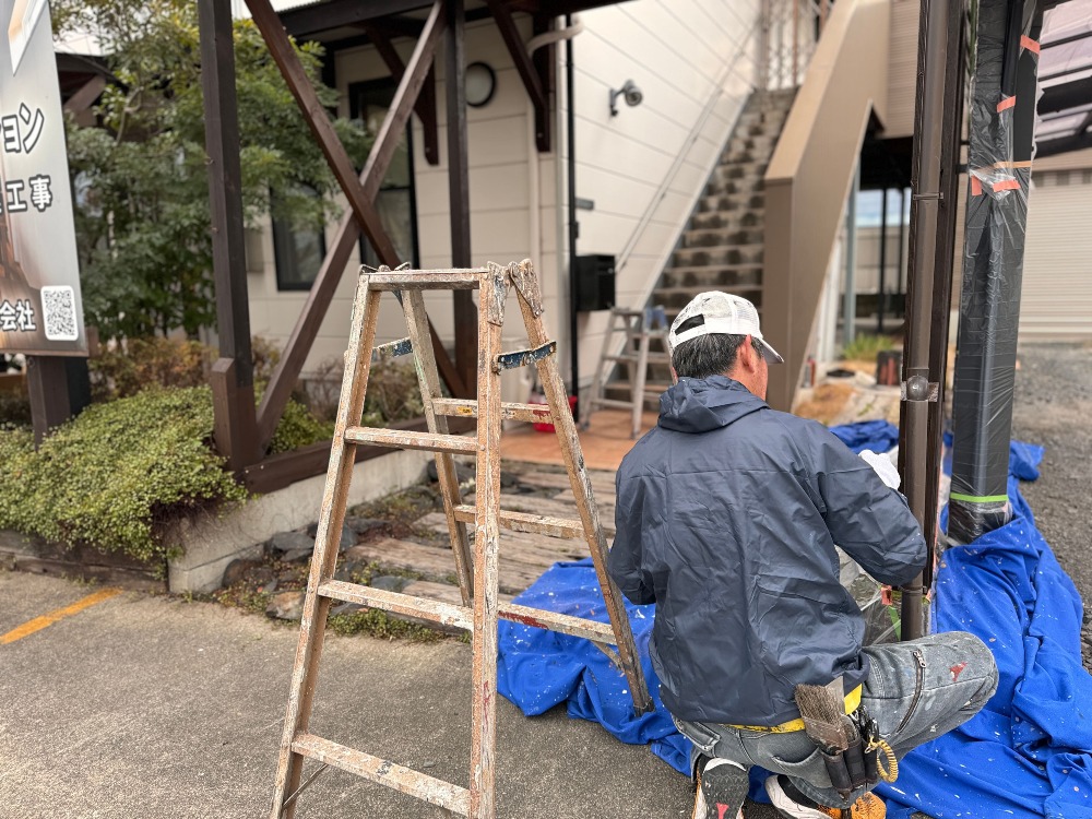 川脇塗装さん。外部ポーチの柱塗装
