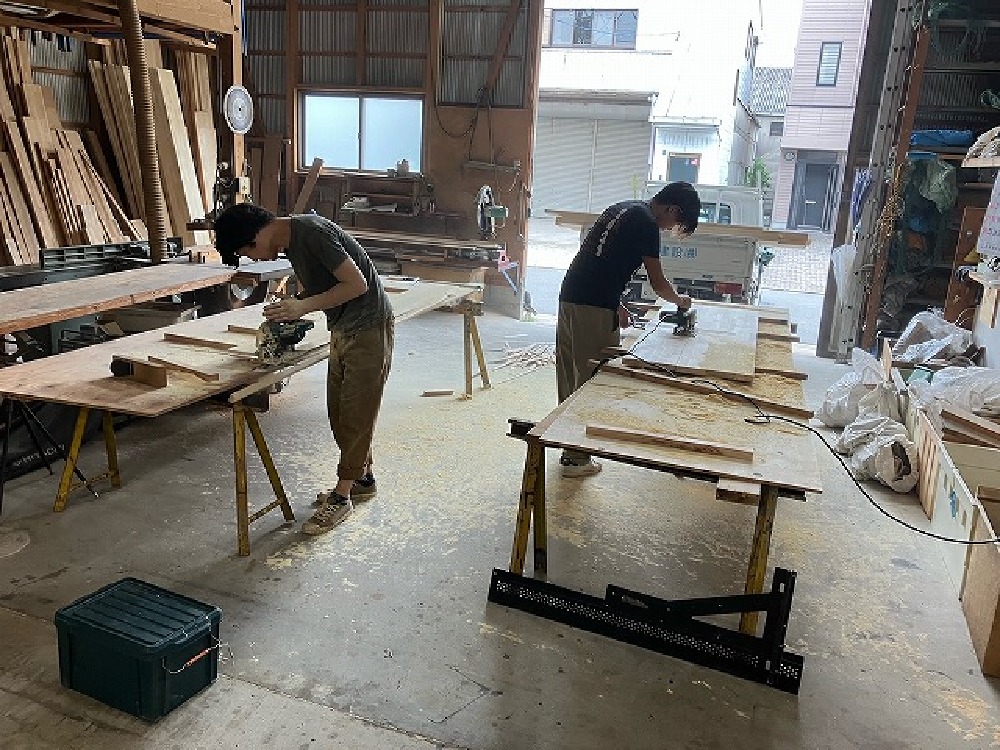 （ｍ様・オーダー家具）本棚塗装・今日はみんなで工場での作業でした（山本）