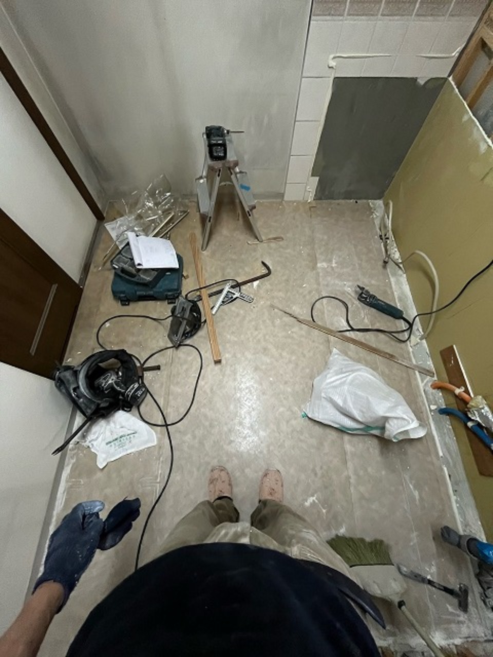 （F邸マンション・キッチンリノベ）現場が4階だったため搬入・撤去の作業が大変でしたがみんなで頑張りました（三浦）