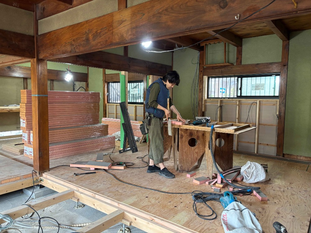 床断熱材を隙間無く納めて行く寺やん。  床下地もあと少しです。