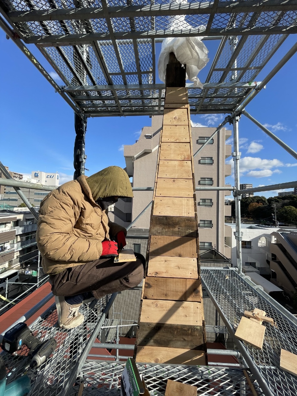 寒空の下、塔屋作業進行する、山ちゃんと寺やんです。  風の冷たさが身にしみます（白井）