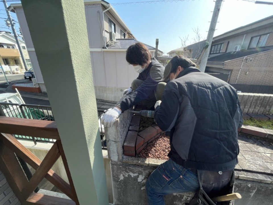 I様邸・車庫上防水工事の為ブロック、花壇、デッキ撤去です（白井）