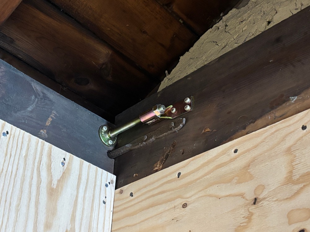 基準に適合した耐震金物取り付け