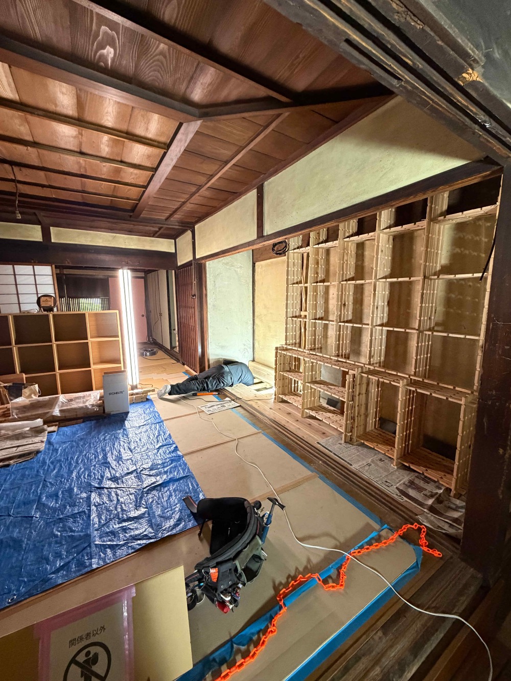  電気屋さんが仕上げ工事中です。