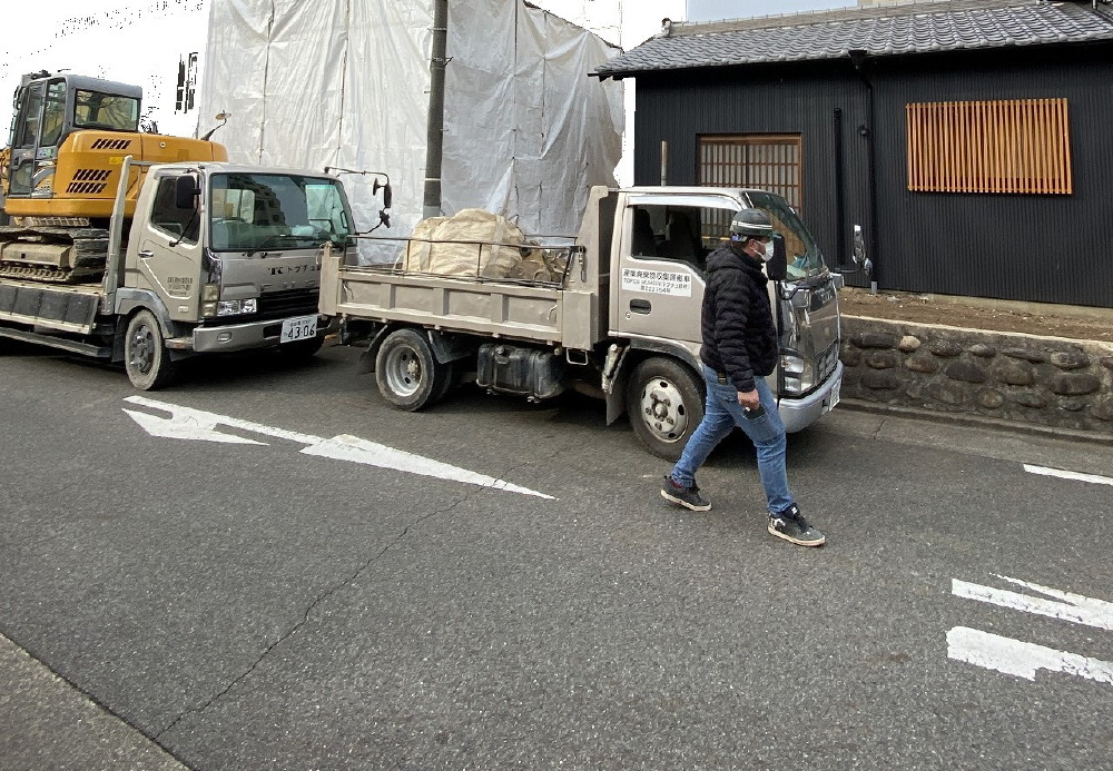 今日から第二期の解体工事スタートです 車庫物置棟を解体して、外構工事へと続いていきます。