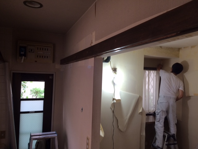 寺西です、新たに引戸を付けるため鴨居を取付ました。