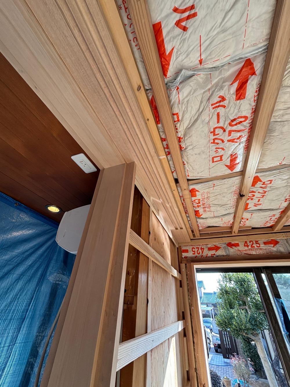 複雑な納まりの入口枠も完了