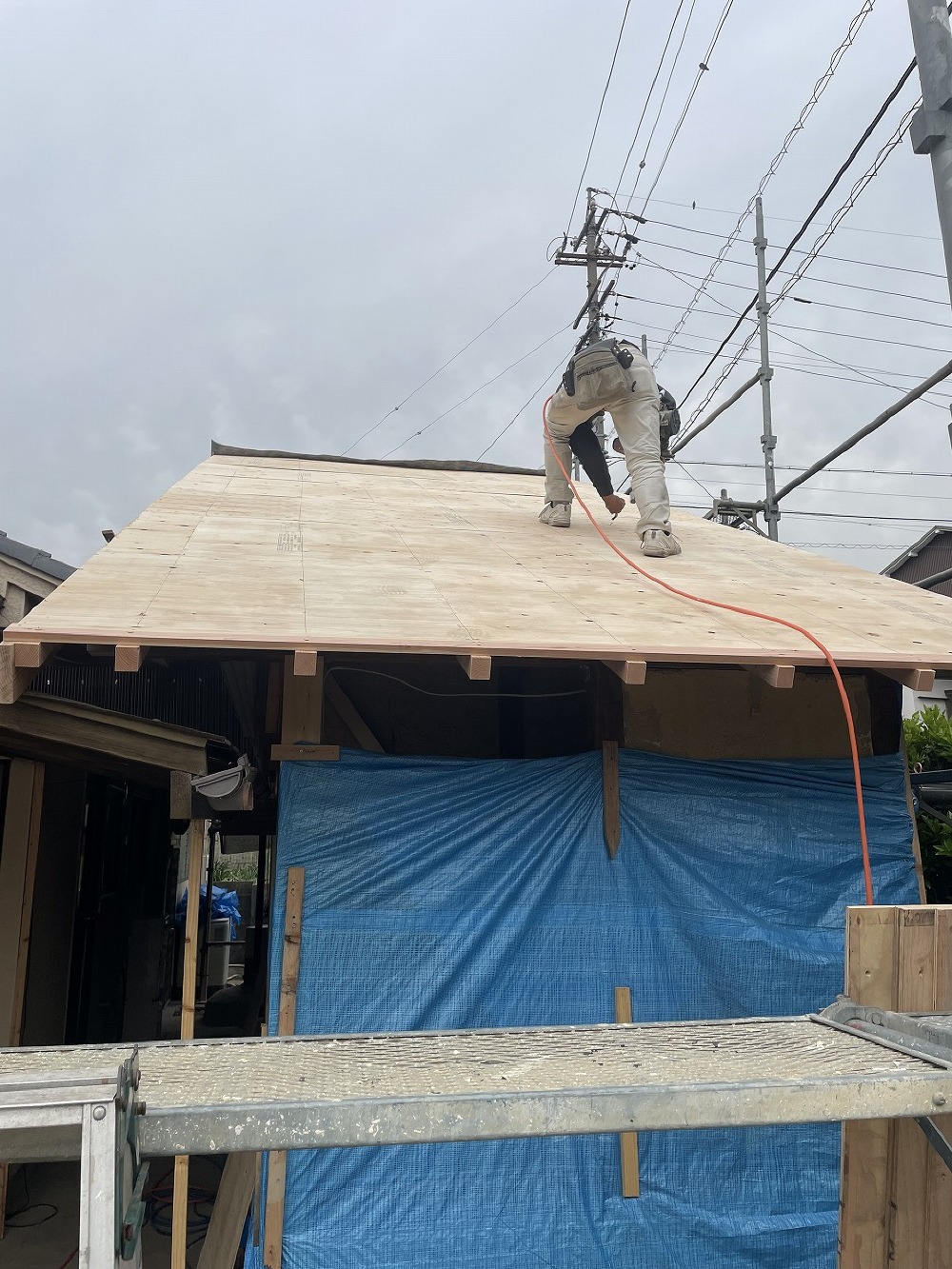 雨降る前に、南面屋根完了。 天窓が取付く予定です（白井）