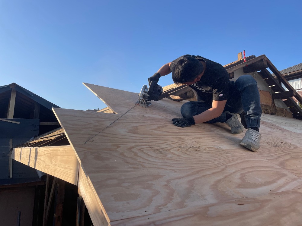 引き続き屋根工事をしています