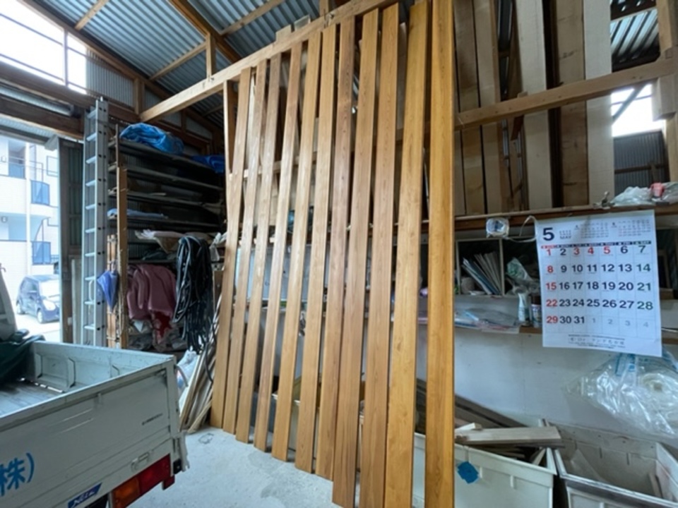 （T様邸）杉の羽目板に木部屋外専用塗料を塗装しています（寺西）