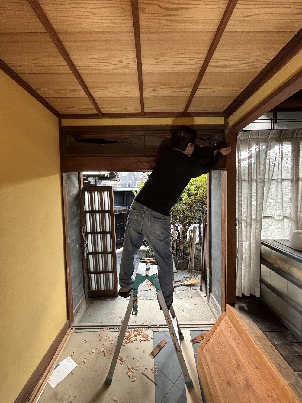 欄間の修復をしています