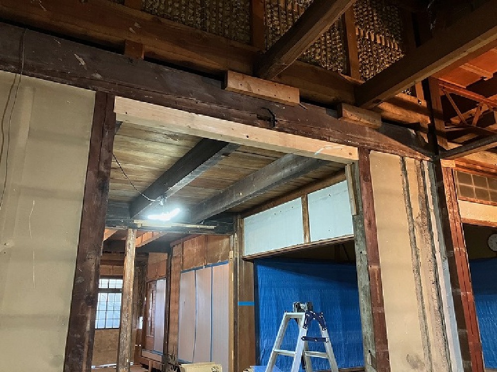 開口をとるため、既設の柱を撤去し梁を入れて補強しました（山本）