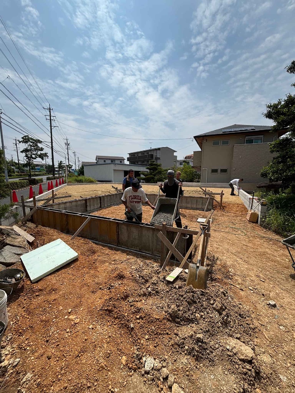 物置の基礎を造っています 今日は生コン打設です