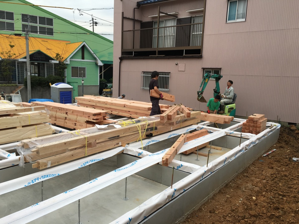 今日は水道屋の早川君も来て、外部の排水工事をしています。