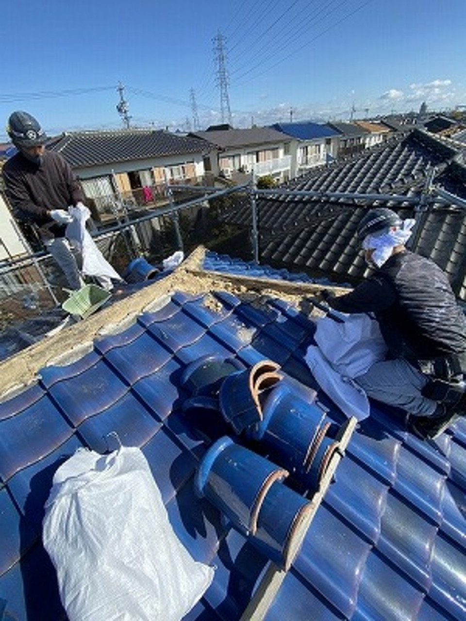 緑区Tさま邸外装工事 ・今日から屋根工事です 朝から頑張る北野瓦の面々よろしくお願いします