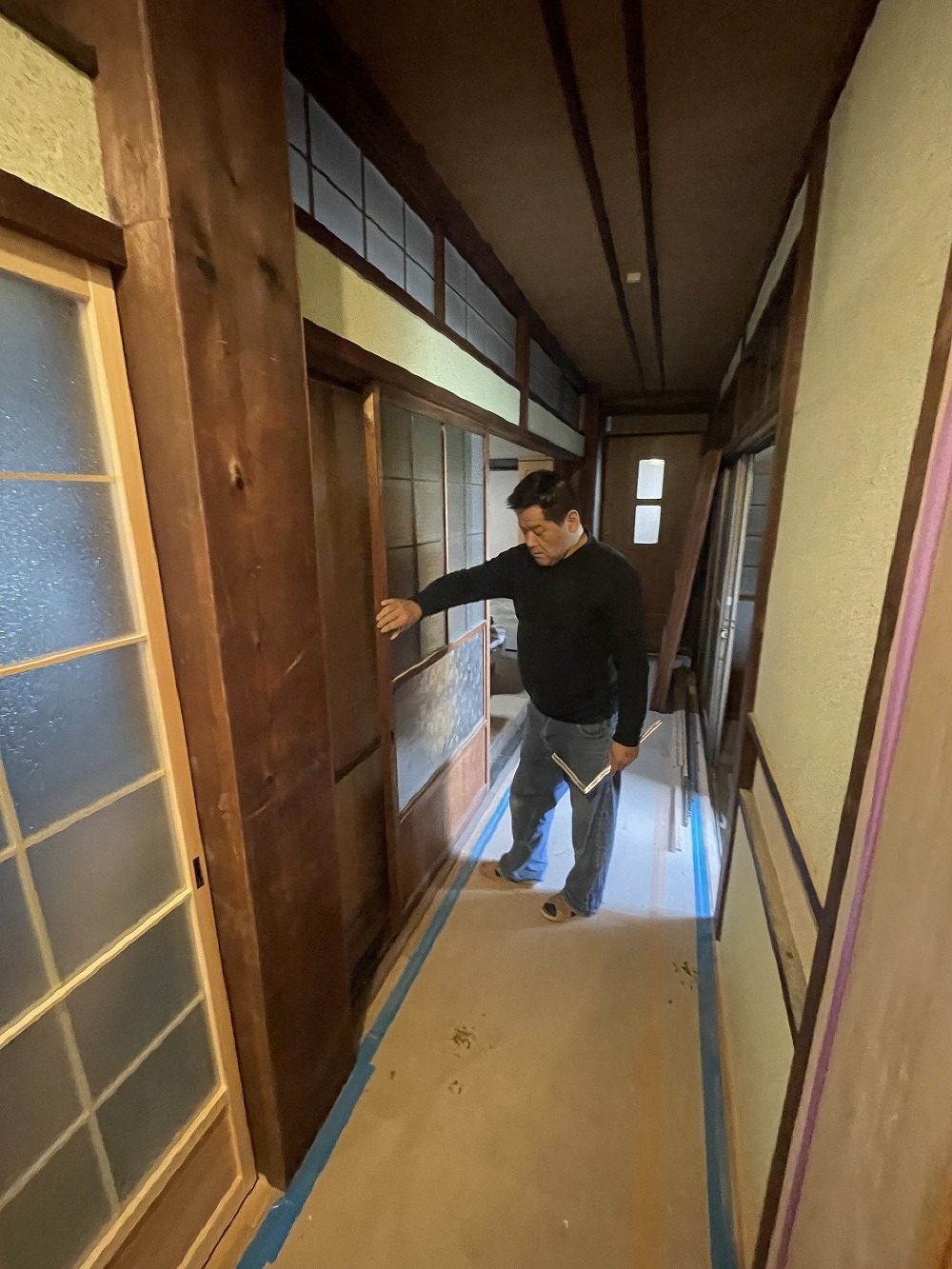 中では長瀬さんが最終の建具調整（白井）