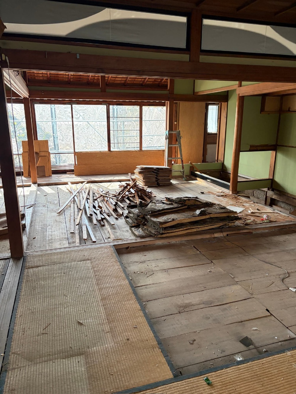 残されていた家具や道具類の搬出も一段落し、ようやく次の工程が見えてきました。