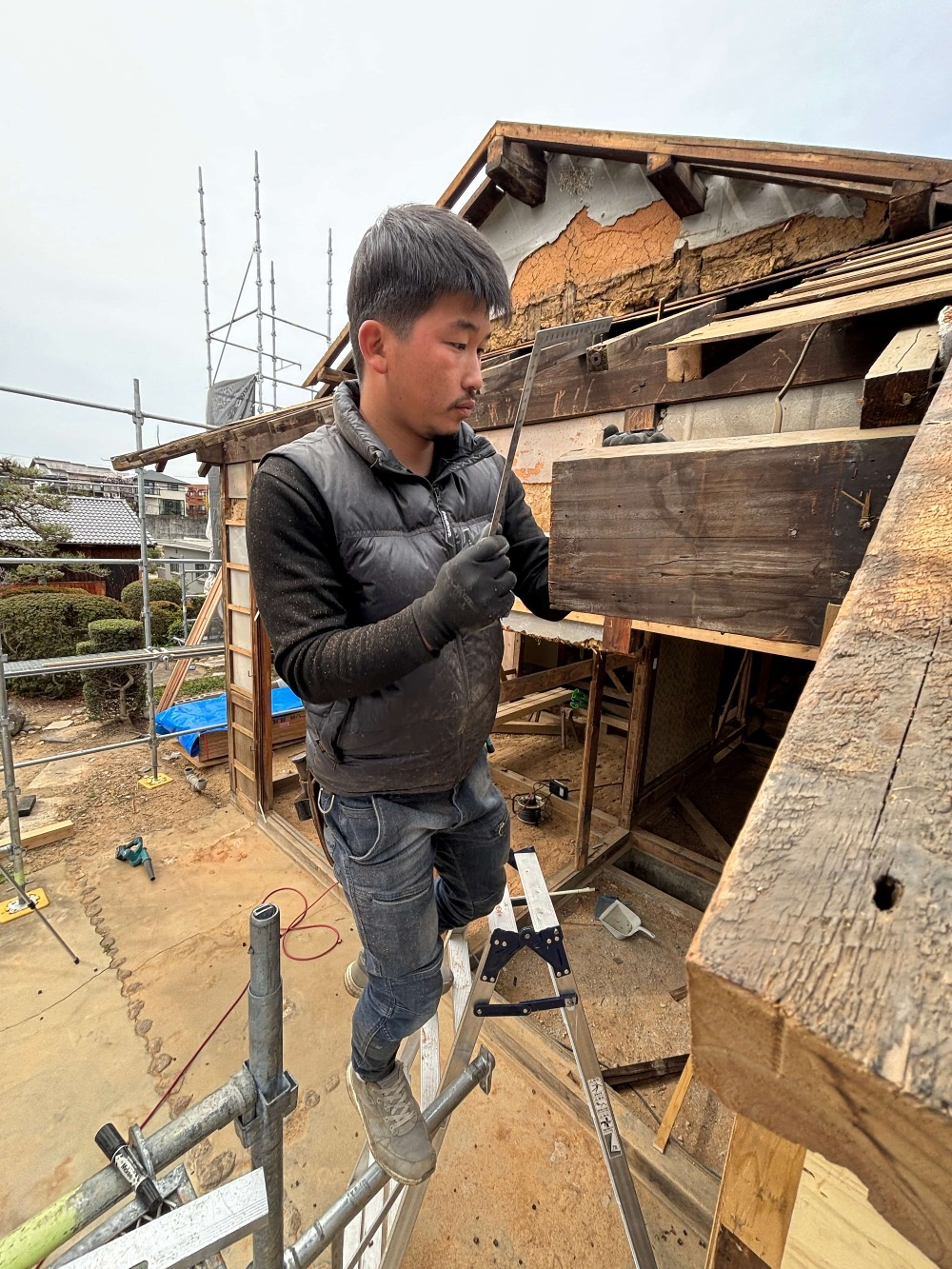 玄関部屋根の墨付け、刻みを行っています。