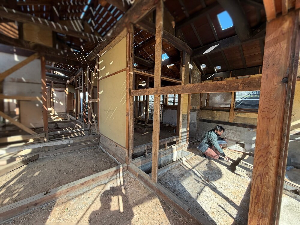 解体工事が完了し、現在は現状確認を行っています。 構造材の状態や納まり、計画との相違点などを一つずつチェックしています。